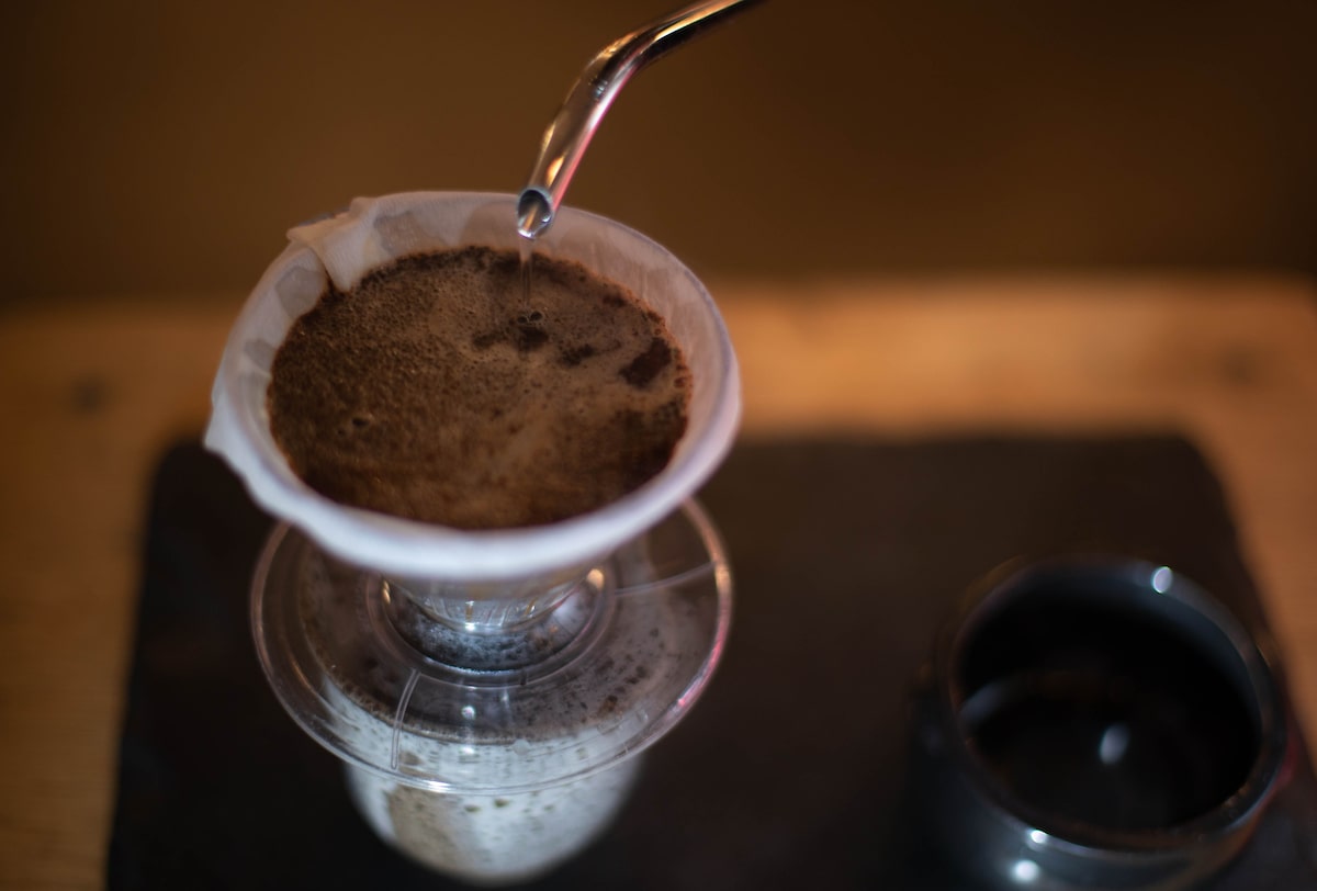 Startup dos EUA lança primeiro café sintético sem grãos no mercado; entenda